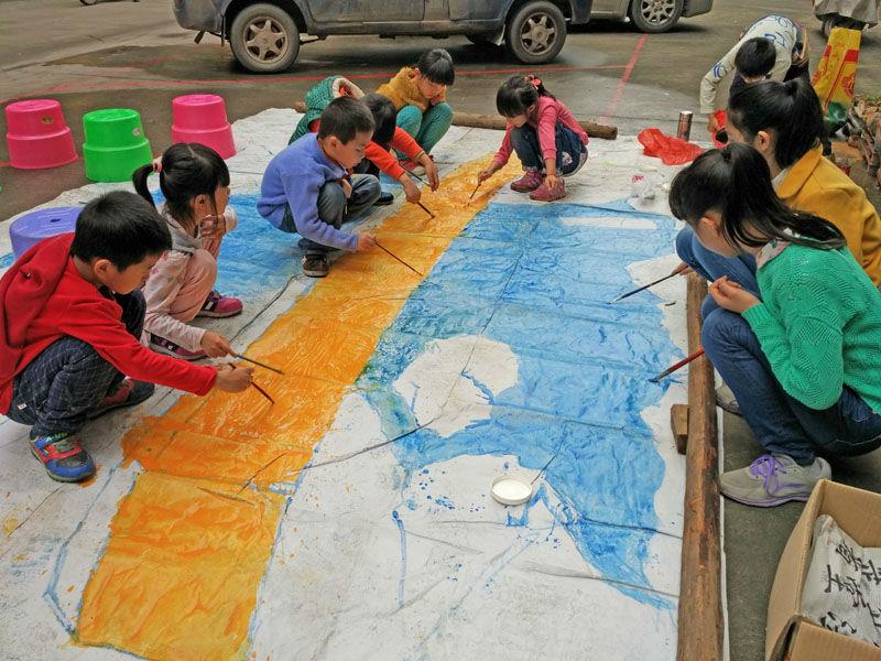 孩子们在认真绘画