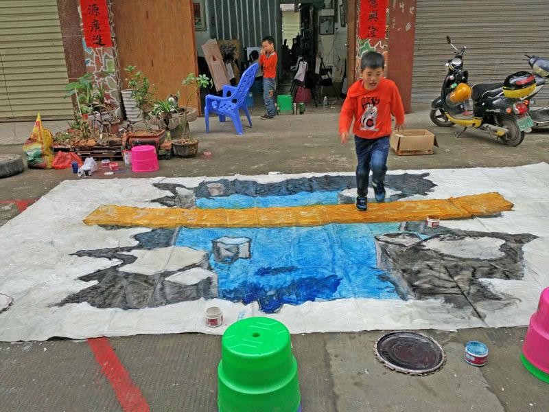 作品完成，孩子们高兴的庆祝