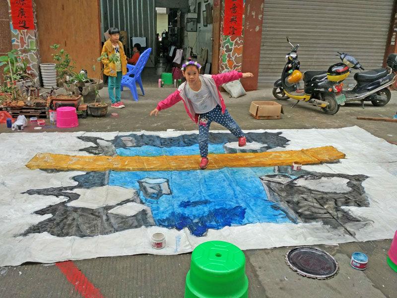 作品完成，孩子们高兴的庆祝