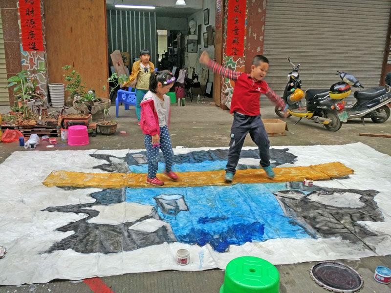 作品完成，孩子们高兴的庆祝