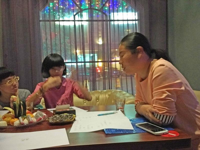 孩子们在认真张老师讲解